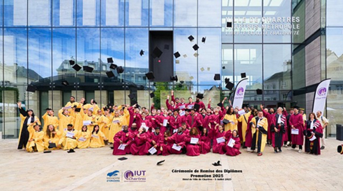 Un lancer de toques a eu lieu à l’issue des nombreuses interventions ( parrain de la promotion - président, directeur et directeur-adjoint de l’IUT - élus locaux et nationaux - Vice-président de l’université d’Orléans - Président de l’UNPIUT) et de la remise des BUT.